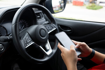 การขับรถโดยเสียสมาธิพร้อมการแจ้งเตือนจากสมาร์ทโฟนและโซเชียลมีเดียในรถ