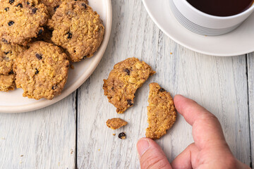 テーブルの上の美味しそうなクッキー
