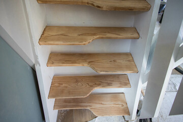 Conception d'un escalier en bois sur-mesure pour une maison neuve par un architecte
