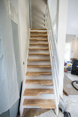 Conception d'un escalier en bois sur-mesure pour une maison neuve par un architecte