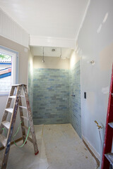 Rénovation d'une salle de bains avec une douche à l'italienne dans une maison ancienne