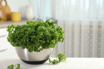 Fototapeta premium Fresh parsley in bowl on table indoors. Space for text