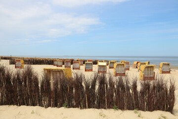 Büschel trennen Strandabschnitte mit Strandkörben am Strand von Cuxhaven