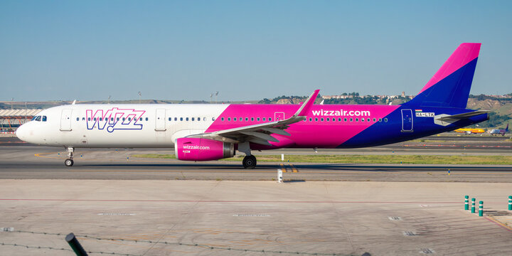 Aeropuerto de Madrid Barajas. Avi&oacute;n de l&iacute;nea Airbus A321 de la aerol&iacute;nea Wizz Air carreteando con matr&iacute;cula HA-LTK.