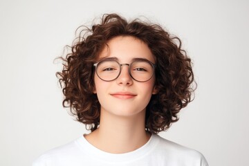 Obraz premium Smiling young woman with curly hair and glasses