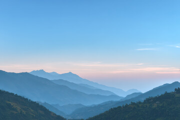 Obraz premium serene mountain ridge in bhutan during soft twilight captured from topdown perspective