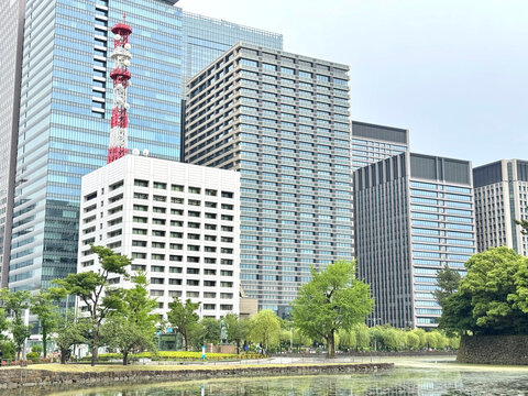 三井物産本社ビル（写真中央。千代田区大手町）/ Head office building of MITSUI & CO., LTD. (Mitsui Bussan) - Otemachi, Tokyo, Japan