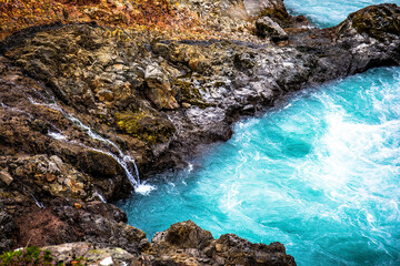 lac azur en Islande avec cascade