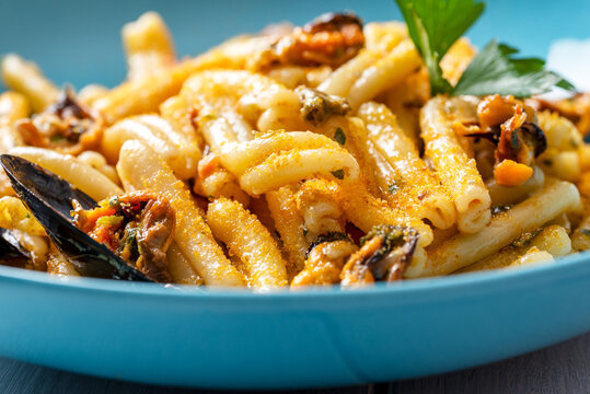 Caserecce con cozze e bottarga di muggine, pasta italiana, ricetta mediterranea 