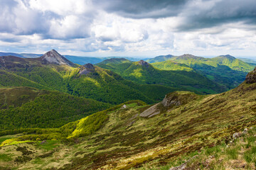 Obraz premium Verdant panorama of the Jordanne Valley from the ridge between Puy de Peyre Arse and Puy Mary