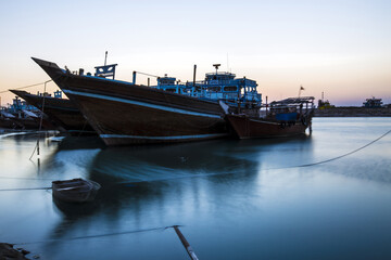 Naklejka premium Shipping in the Persian Gulf – Maritime Trade and Tranquil Waters
