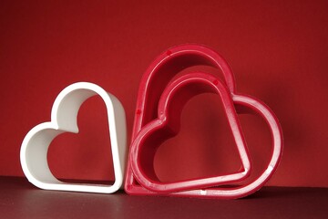 Kształt serca, serce w kolorze białym i czerwonym © tomo81