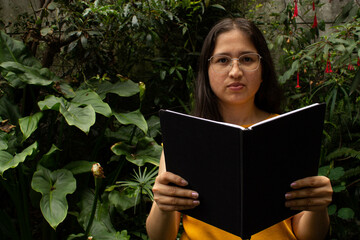 Mujer disfrutando un libro en su espacio personal