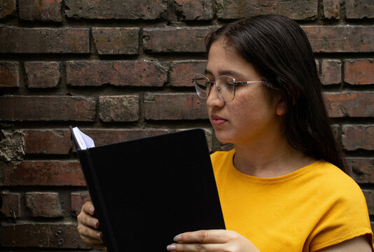Mujer absorta en la lectura al aire libre