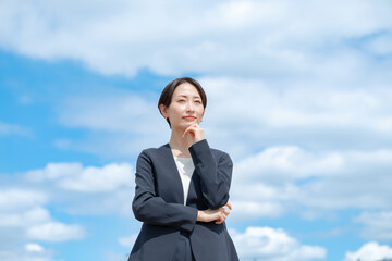 ビジネス　女性　青空