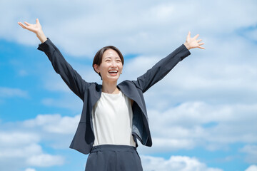 ビジネス　女性　青空