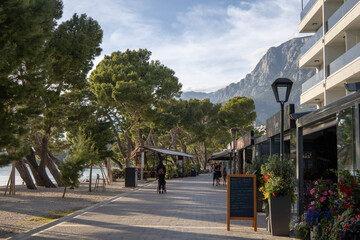 Fototapeta premium Amazing Makarska beach with boats against adriatic sea in Makarska Riviera, Dalmatia