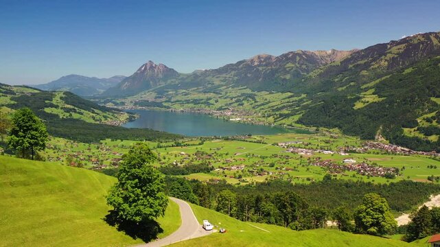 Ein Blick auf den Sarnersee in Obwalden, Schweiz (Luftaufnahme im Mai 2025)
