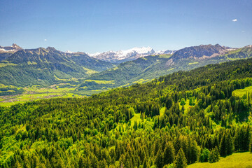 Blick ins Sarnerland beim Sarnersee, Luftaufnahme Mai 2025, Schweiz