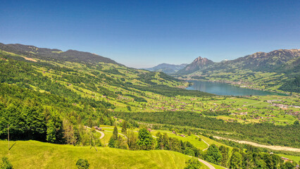 Der Sarnersee von der Mörlialp aus zu sehen, Luftaufnahme Mai 2025, Schweiz