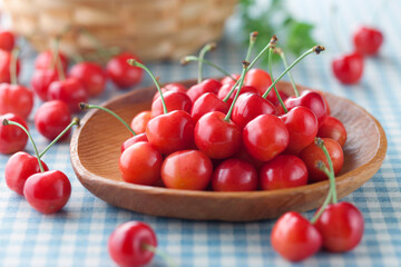 【さくらんぼ】初夏に収穫期を迎える黄色がかった桜色のかわいい果実。甘酸っぱく爽やかな味わいを楽しみます。