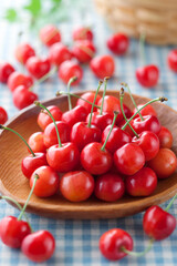 【さくらんぼ】初夏に収穫期を迎える黄色がかった桜色のかわいい果実。甘酸っぱく爽やかな味わいを楽しみます。