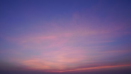 Fototapeta premium Serene Twilight Sky Pastel Hues of Pink and Purple at Dusk