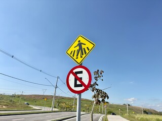 Placa de sinaliza&ccedil;&atilde;o de transito proibido estacionar e passagem de ciclista na via.