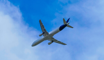 Flugzeug an blauem Himmel