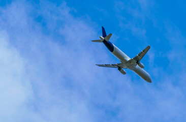 Fliegendes Flugzeug am Himmel