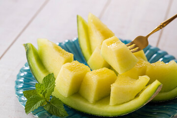 【アンデスメロン】香り豊かで、爽やかな甘みが特徴の青肉品種のアンデスメロン。しっかりと冷やして果汁たっぷりの果肉を楽しみます。