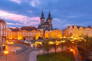 Obraz premium View of the Church of Our Lady before Tyn at dawn in Old Town Square in Prague, Czech Republic
