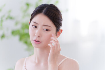 スキンケアで悩む若い女性