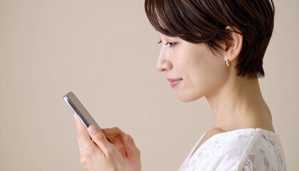 ベージュのマット背景が引き立てる、ビジネスに悩む女性のリアルな表情と情緒