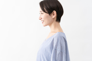 私服姿の女性　ライフスタイルイメージ