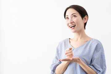 私服姿の女性　ライフスタイルイメージ