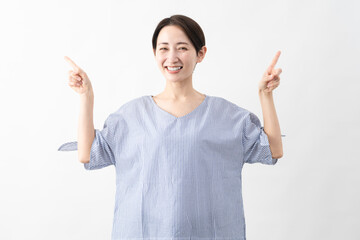 私服姿の女性　ライフスタイルイメージ