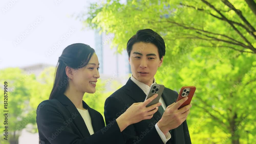 Aufkleber 新緑の街でスマホを使う男女ビジネスパーソン