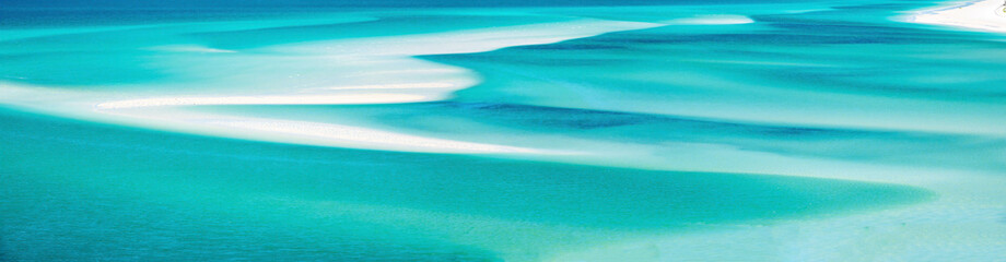 Fototapeta premium Fascinating white silica sand banks in turquoise blue waters for the most stunning patterns, Whitehaven beach, Whitsunday island, Queensland, Australia