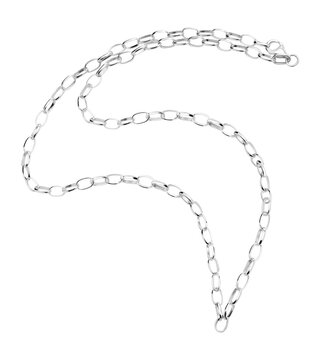 Cadena plateada ondulada aislada. Lista para usarse en joyeria. Eslabones de plata para una joya.