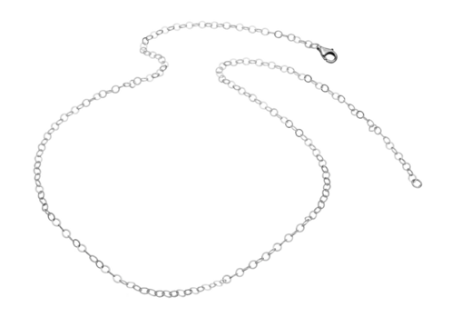 Cadena plateada ondulada aislada. Lista para usarse en joyeria. Eslabones de plata para una joya.