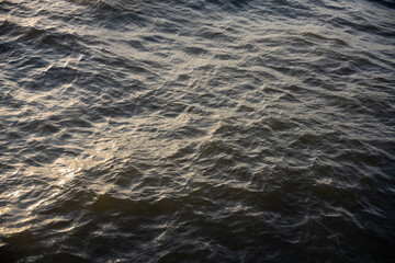 夕闇に揺らめく水面