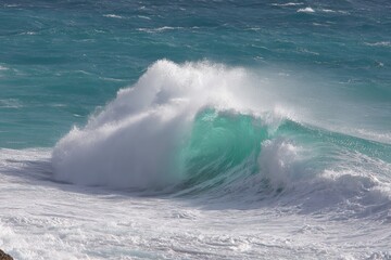 Dynamic Ocean Waters with Magnificent Crashing Waves