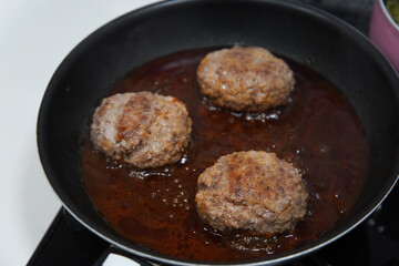 煮込みハンバーグを作る様子