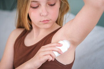 The child uses a ball deodorant. Sweat protection.
