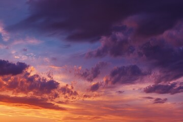 Obraz premium Colorful Sunset Sky with Dramatic Clouds