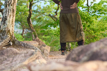 レインスカートを履いた男性の立ち姿