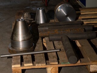 A pile of metal rods and tubes on a wooden pallet