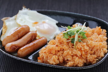 ケチャップライスと目玉焼きとウィンナー