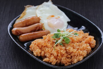 ケチャップライスと目玉焼きとウィンナー